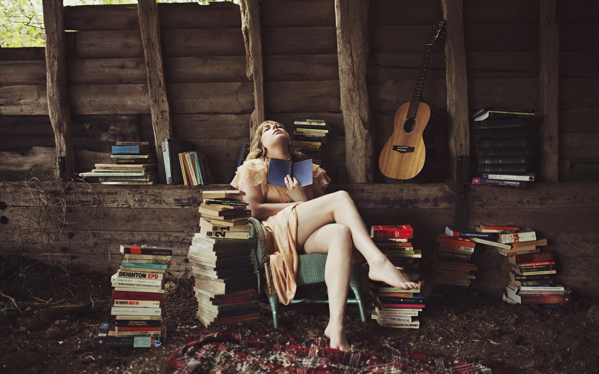 ragazza libri chitarra