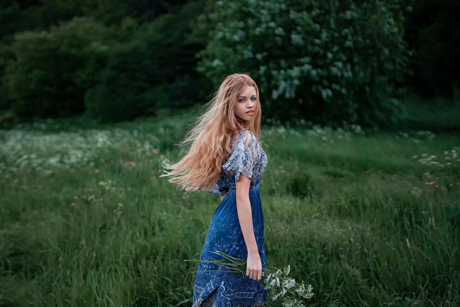 dasha charme cheveux regard fleurs nature robe georgy chernyadyev