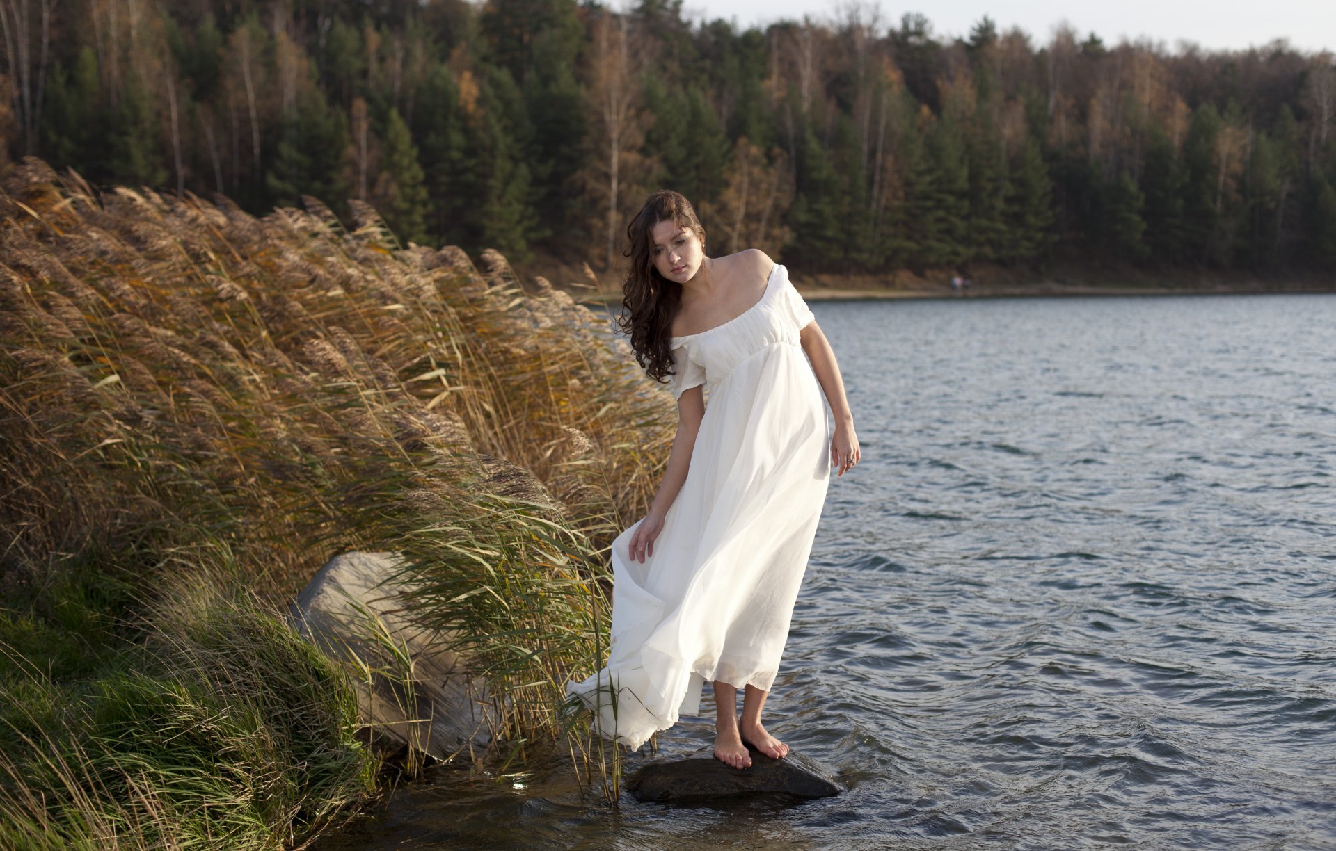 fille brune robe vent rivière forêt