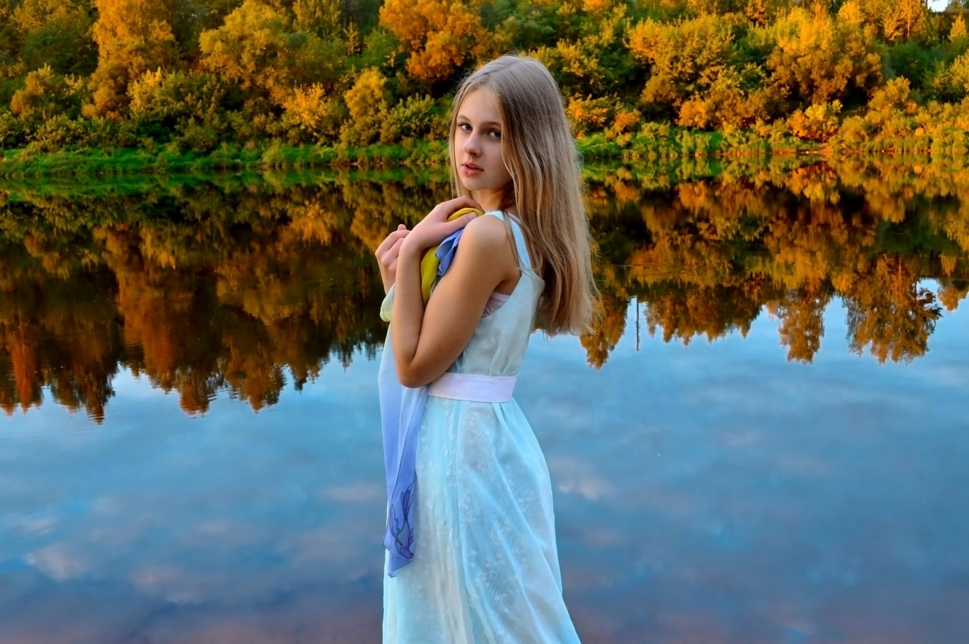 ragazza bionda vista lago foresta