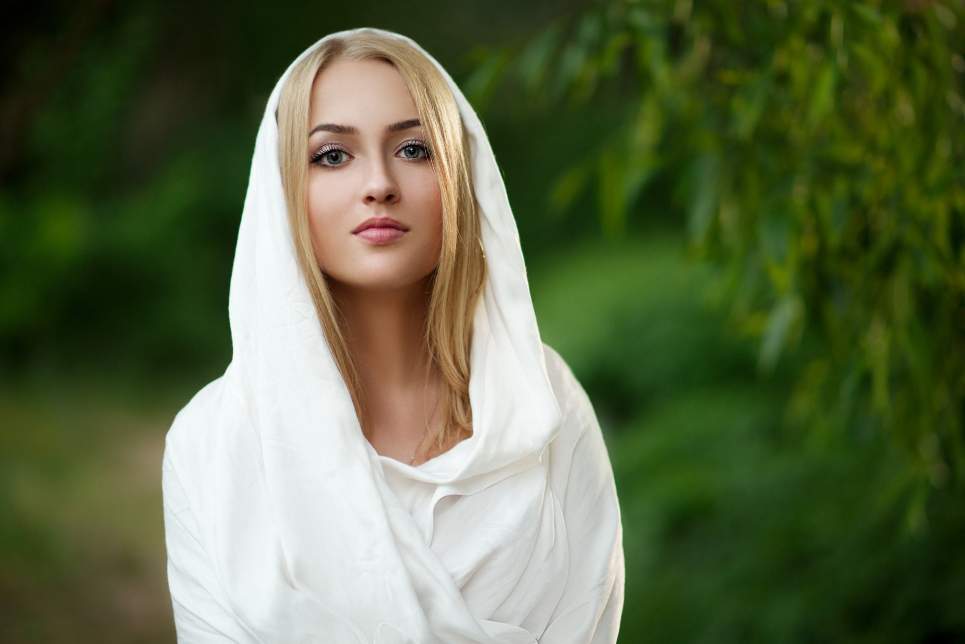 mädchen blond gesicht blick stoff hintergrund