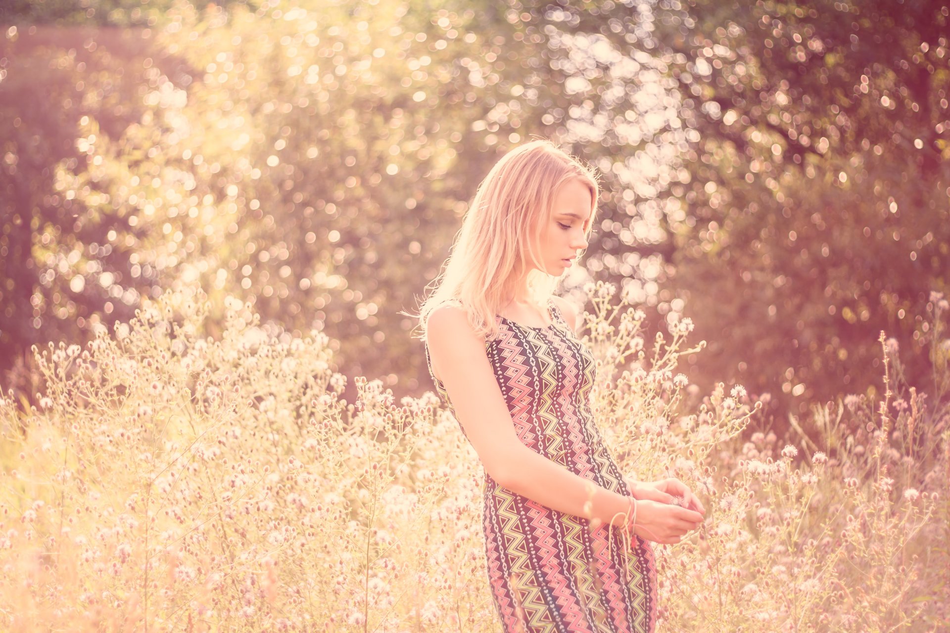 mädchen blond kleid pose natur