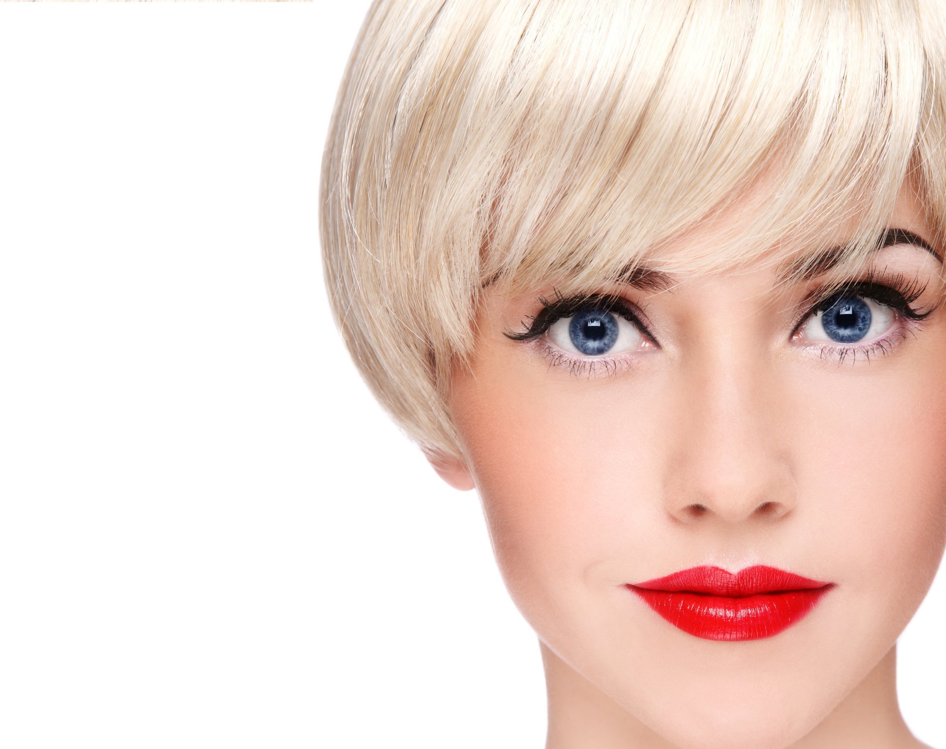 fille blonde coupe de cheveux maquillage lèvres rouges yeux bleus