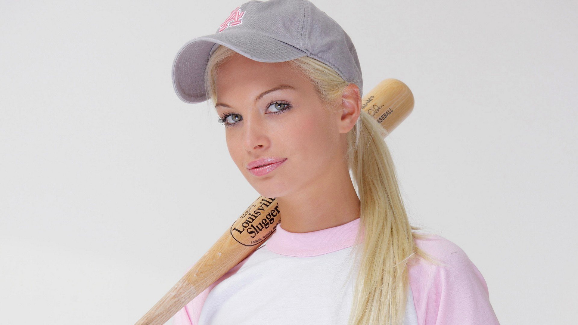 francisca facella sport batte baseball casquette casquette de baseball blonde regard lèvres t-shirt