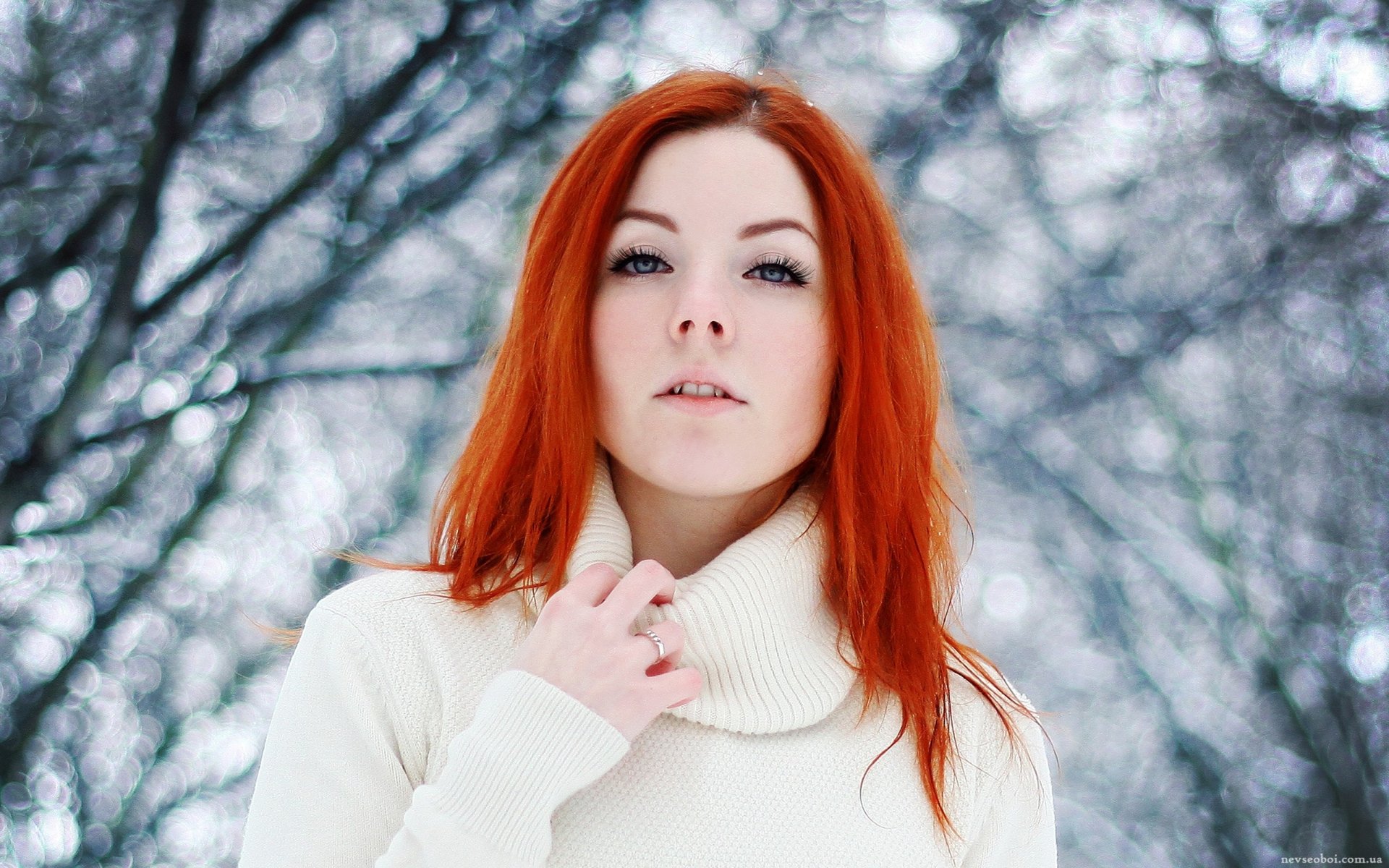 fille belle rousse mignon mains visage yeux lèvres regard chandail hiver nature neige arbres rousse hiver