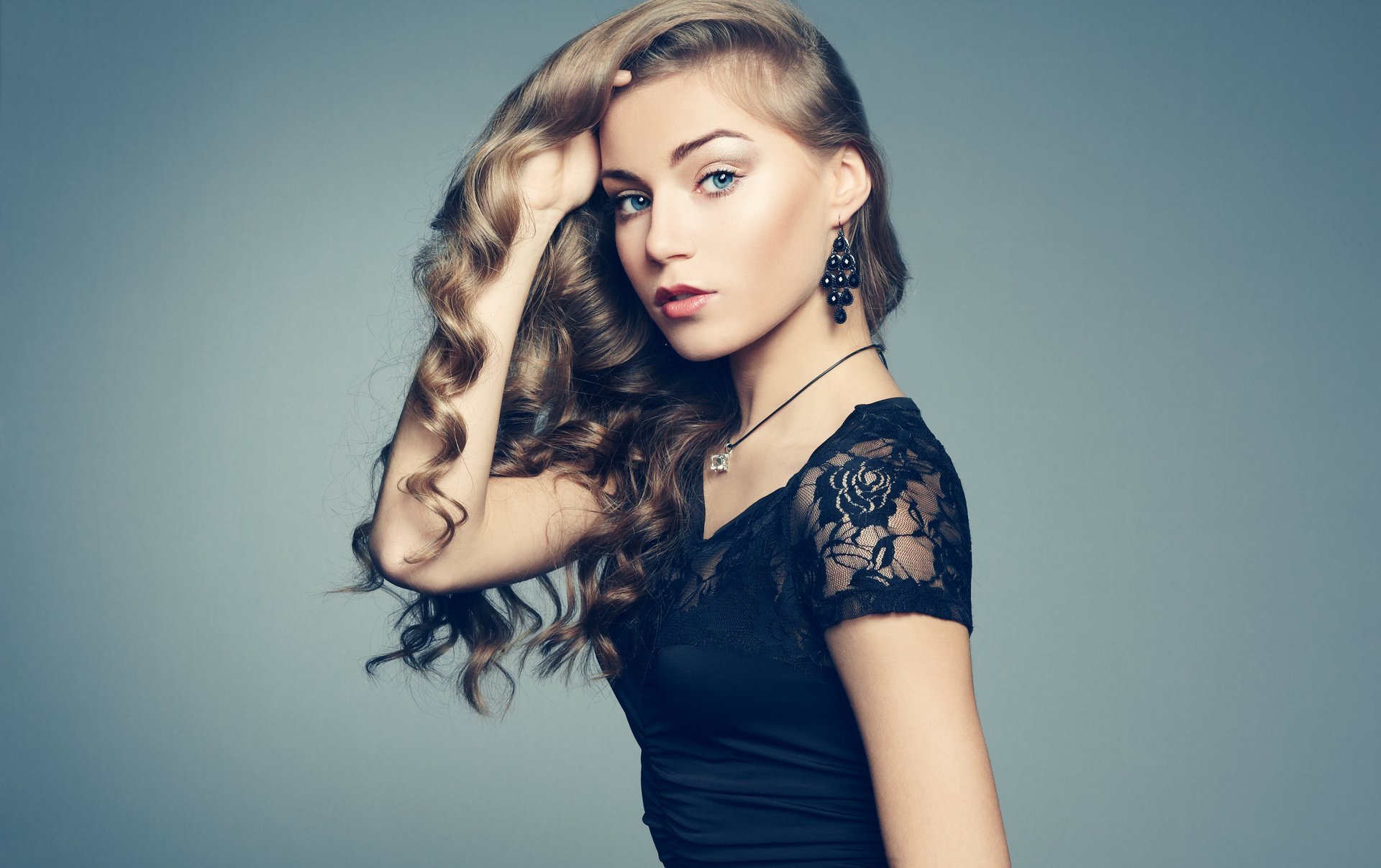 mädchen haare wellig locken aussehen make-up schwarzes kleid