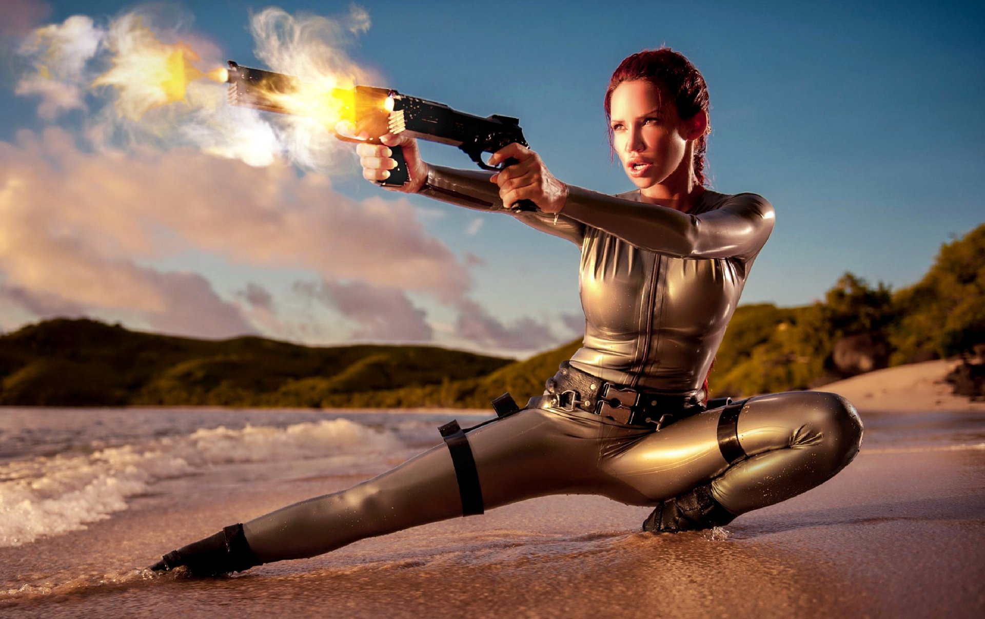 byanka ruda fantazja modelka kanadyjka bianca beauchamp ruda dziecko cosplay lara croft tomb raider plaża piasek woda mokry lateks pistolety spojrzenie napięcie strzelanie broń ogień brzeg niebo imitacja