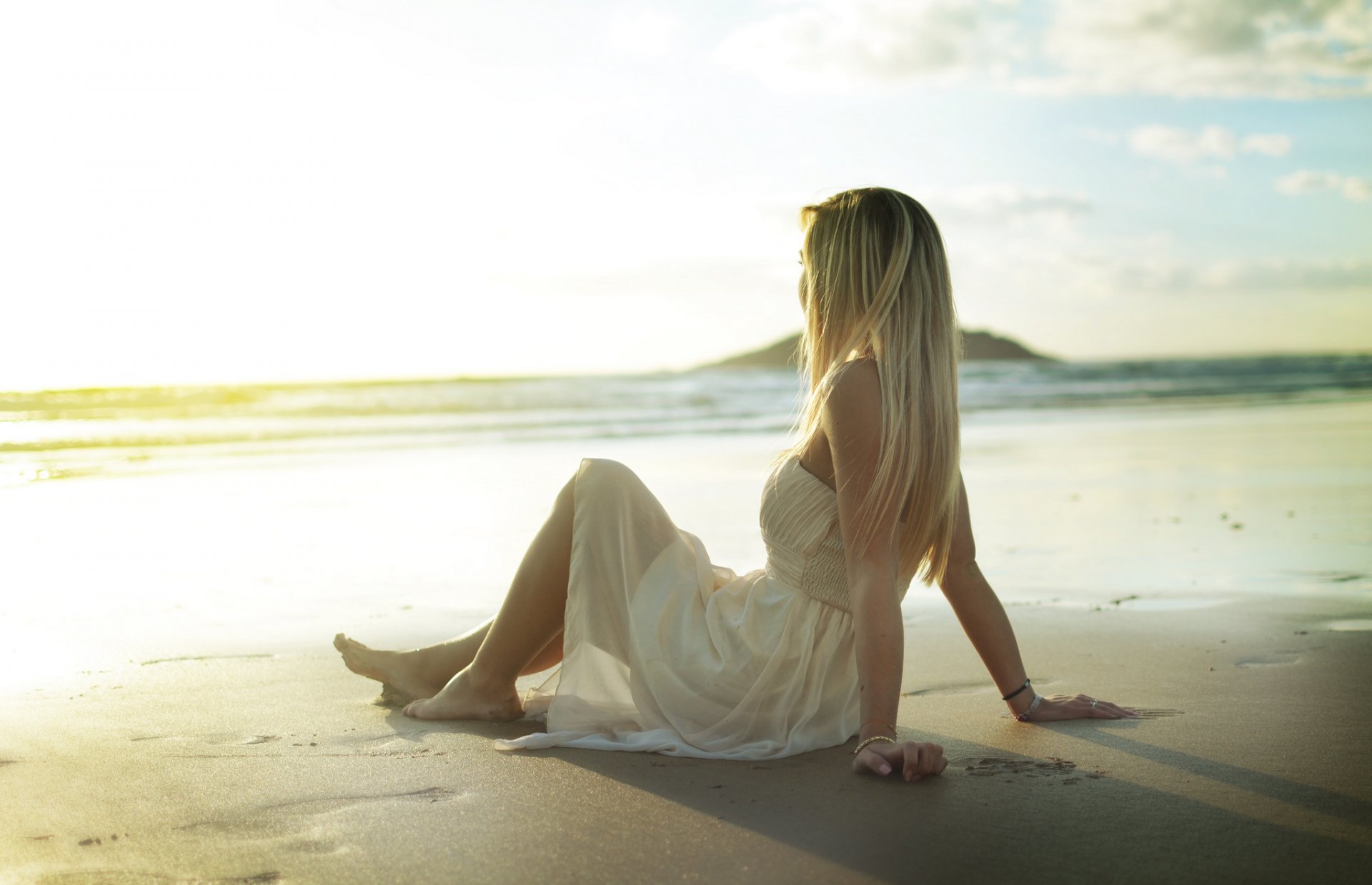 ragazza bionda vestito prendisole spiaggia sabbia posa seduta