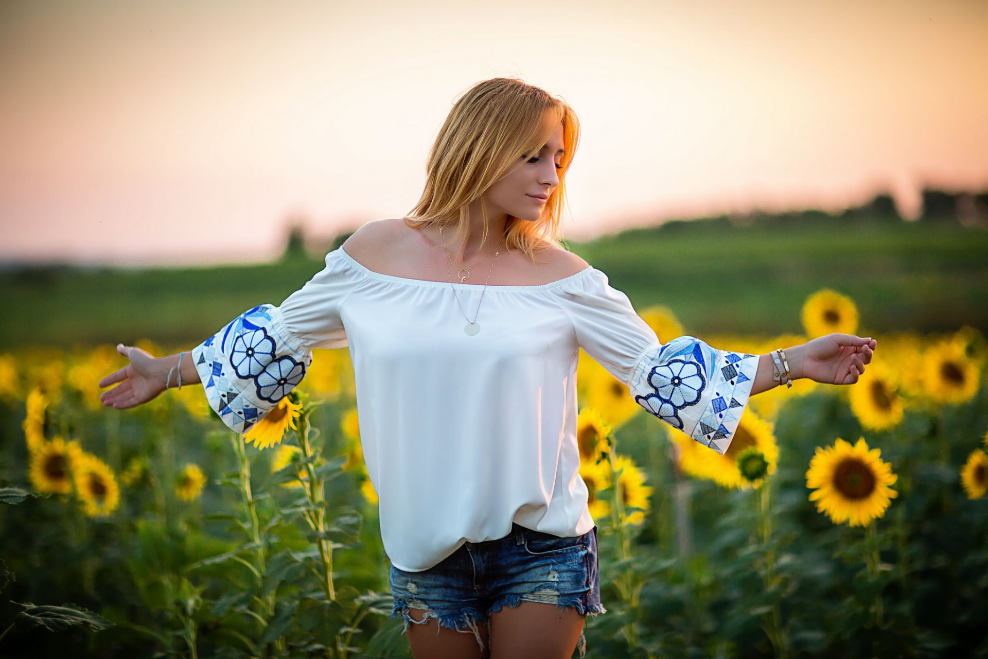 fille visage cheveux shorts tournesols champ été