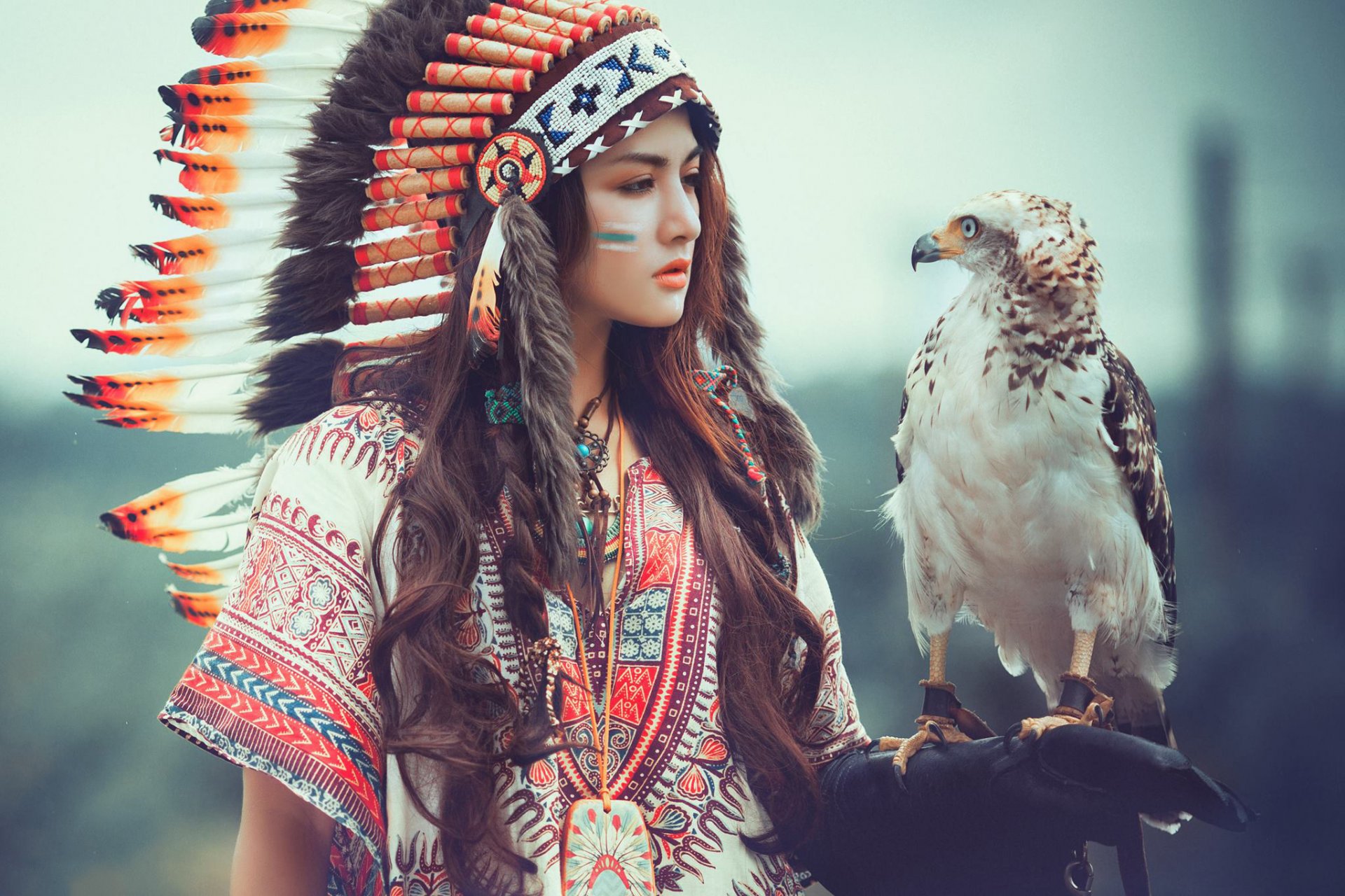 chica mirada cara tocado plumas halcón naturaleza