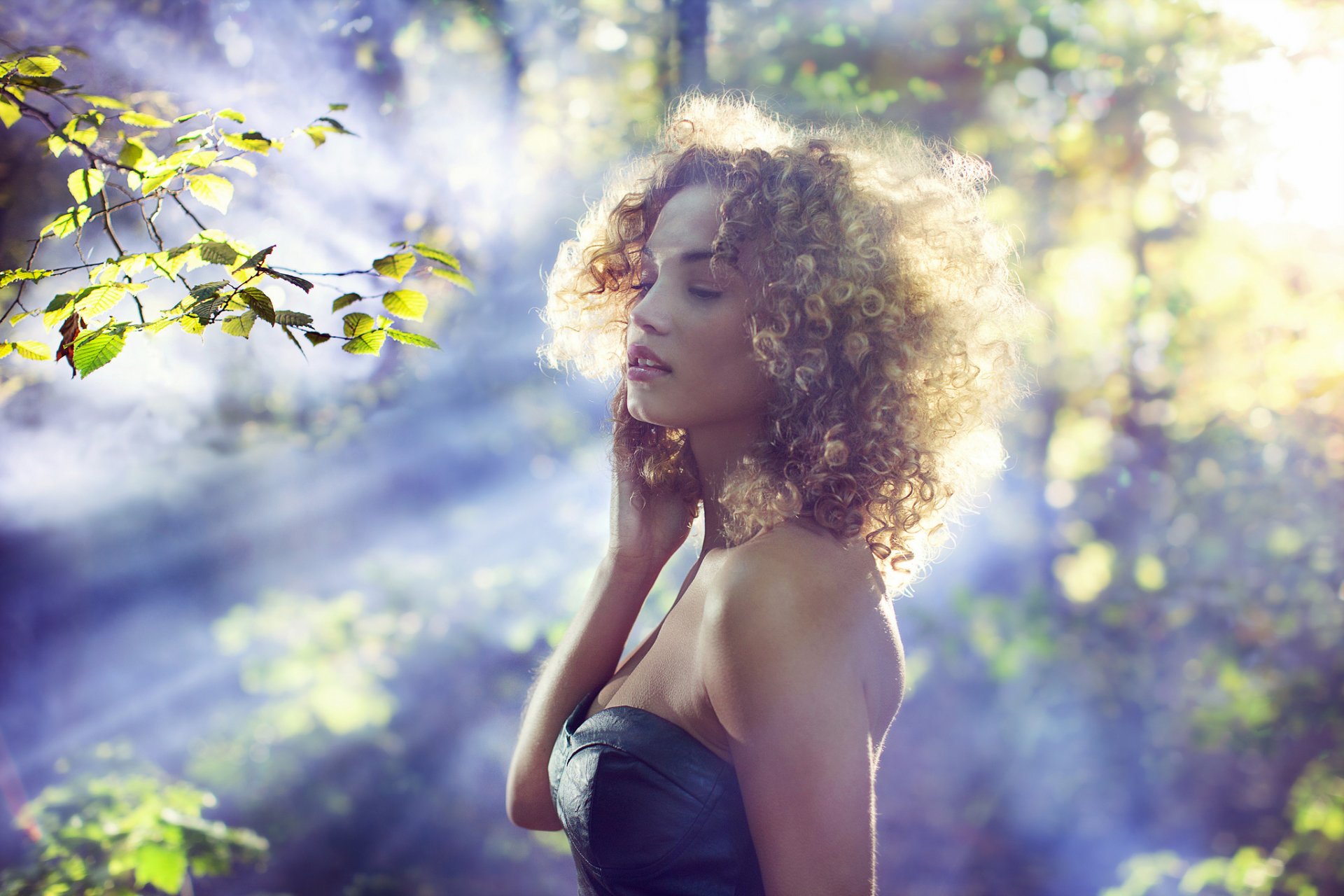 alberi rami ragazza illuminazione raggi di sole