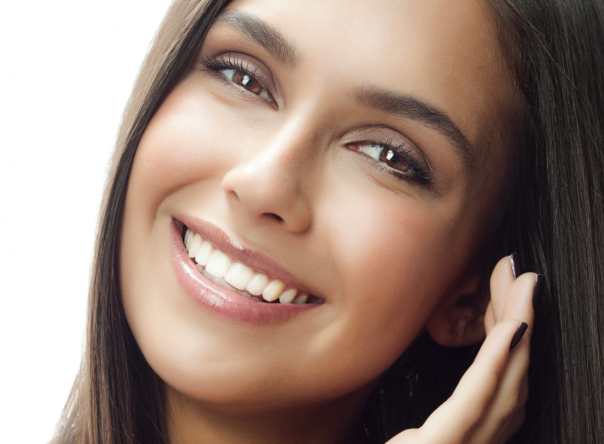 modelo chica sonrisa cara primer plano mirada pestañas ojos marrones cabello