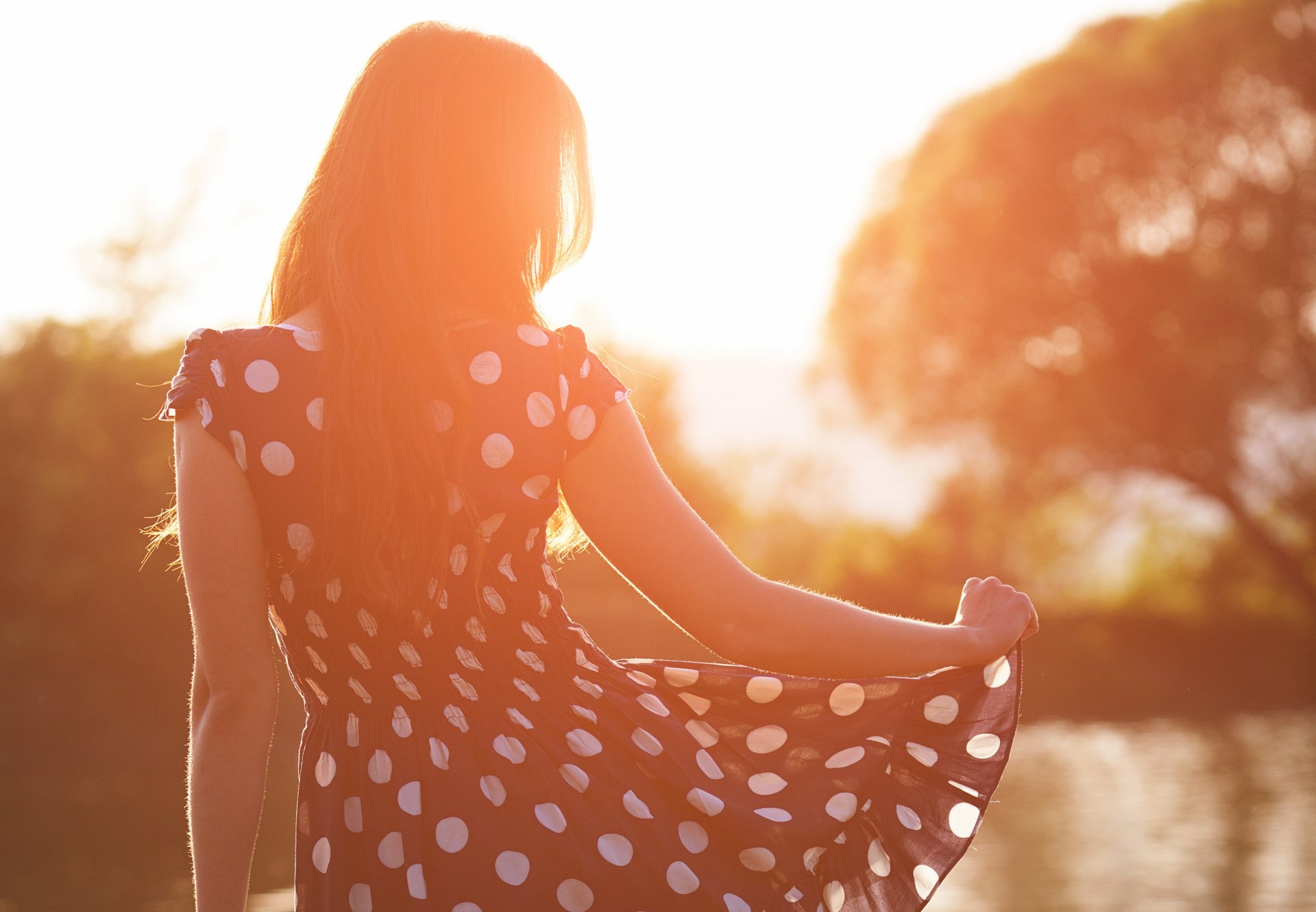 fille brune robe matin rivière