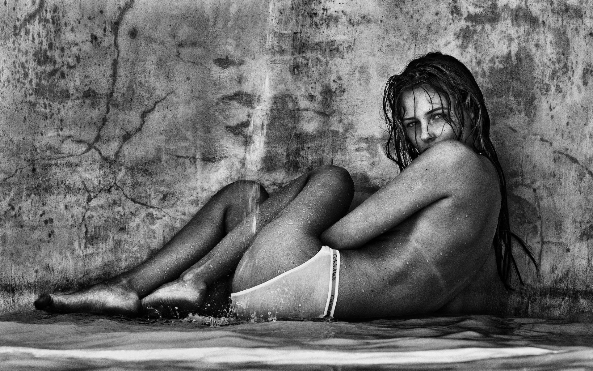 edita vilkevičiūtė edita vilkeviciute girl babe model sexy face spin ass feet water black and white background