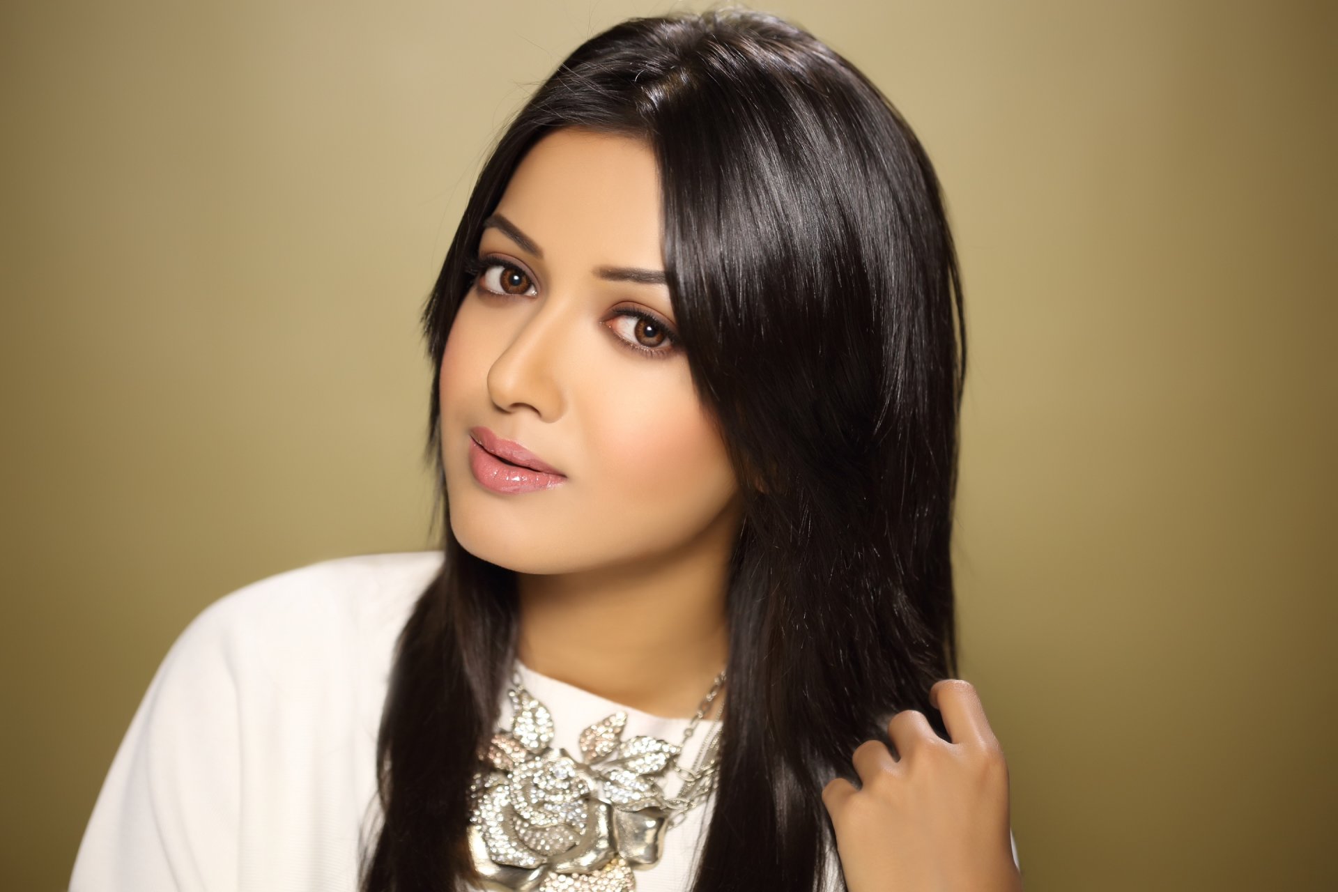 catherine tresa bollywood celebridad actriz modelo chica morena bonita belleza cara ojos cabello labios sonrisa sexy presentar indio belleza