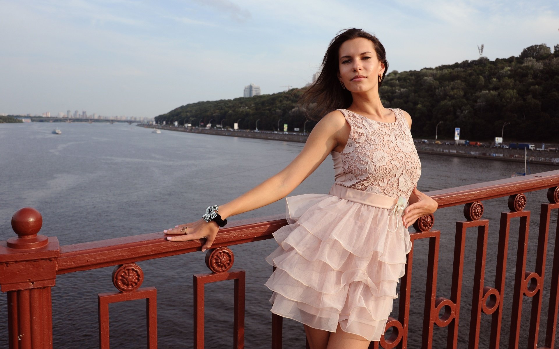 mädchen suzanne kleid aussehen pose brücke