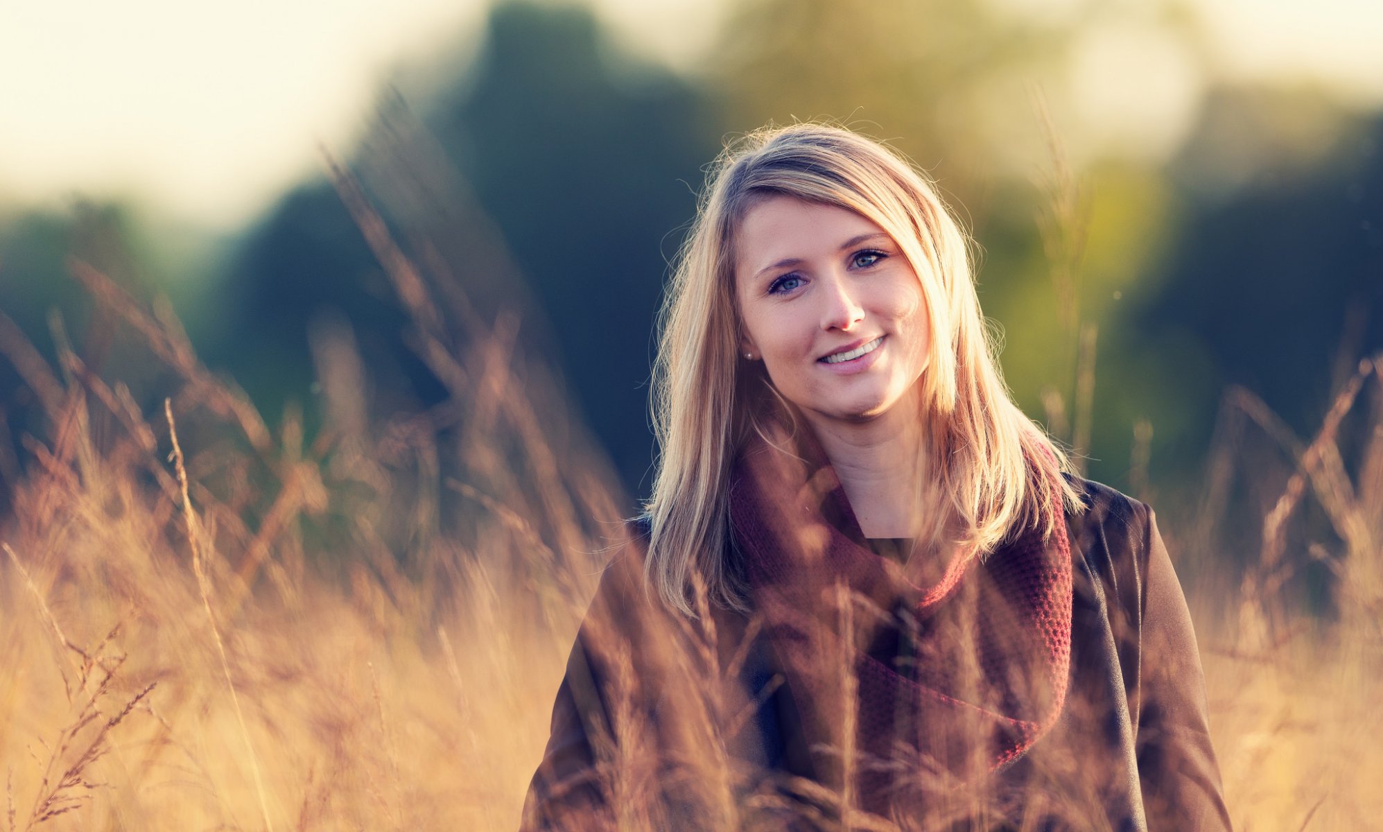 dziewczyna blondynka uśmiech pole natura spacer