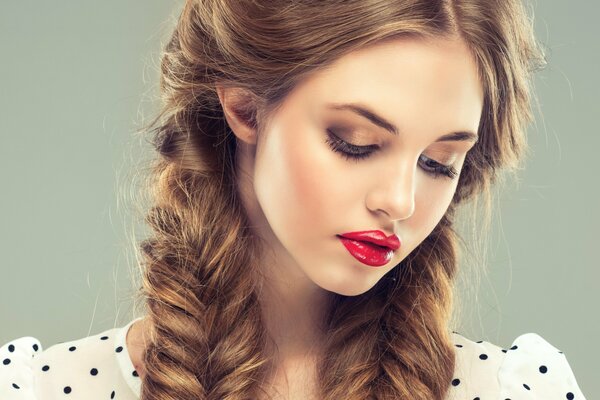 Fille avec des tresses et rouge à lèvres