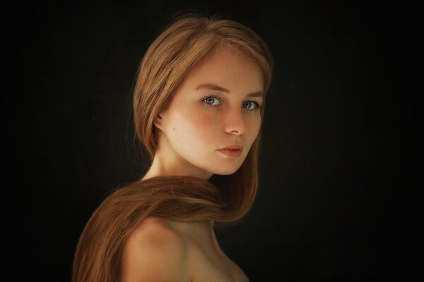 Portrait d une jeune fille avec des taches de rousseur