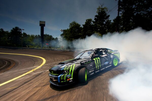 Ford Mustang deriva sulla strada con il fumo dalle ruote