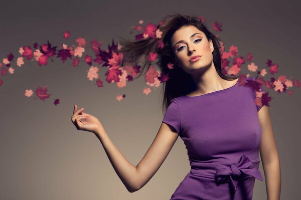 Brunette sur une séance photo avec effet de vent