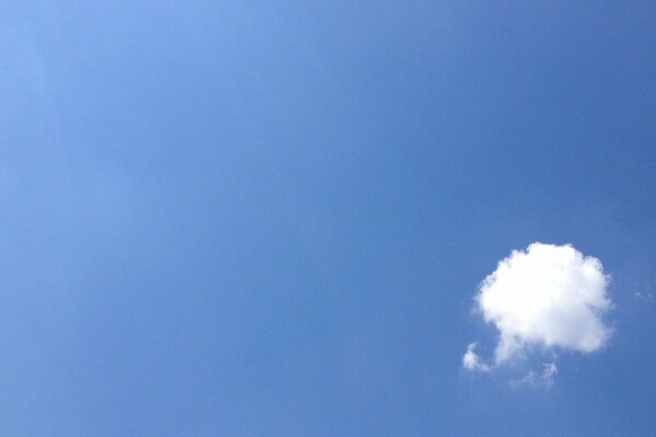 Piccola nuvola nel cielo blu