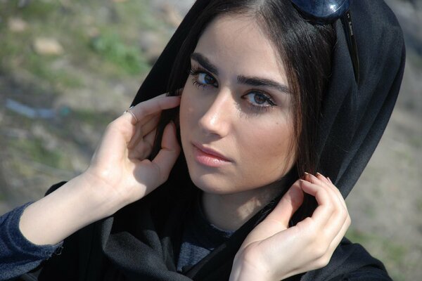 Кареглазая девушка в чёрном хиджабе