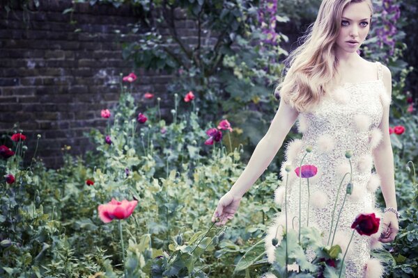 Amanda seyfird in fiori