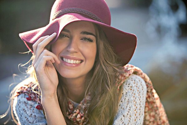 Sourire radieux de la jeune fille au chapeau