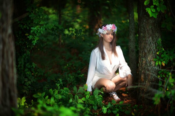 Photoshoot ragazza nella natura nella foresta