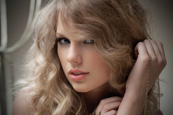 Taylor Swift magnifique blonde