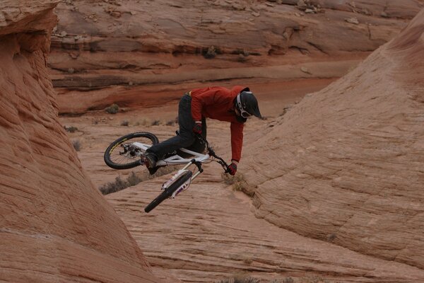 Cycliste cycliste prenant d assaut les montagnes