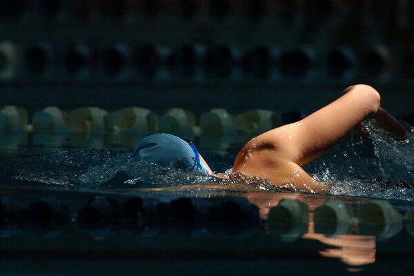 Nuotatore nel cuore della notte in piscina