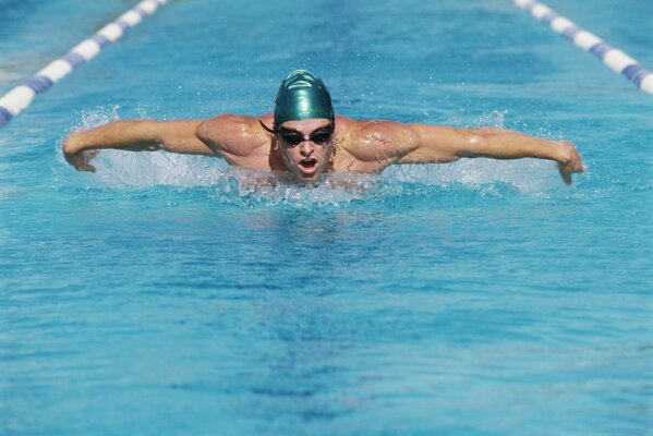 Nadador en la piscina en las competiciones de agua