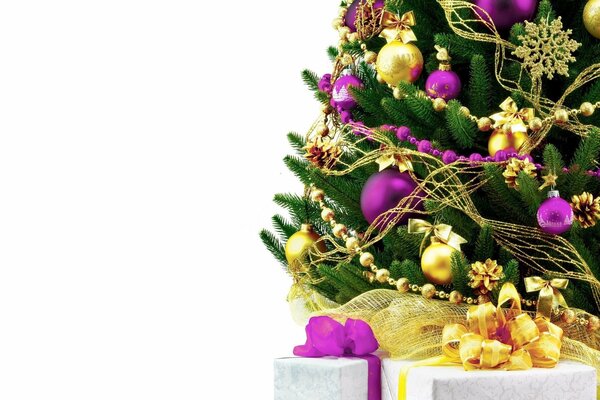 Árbol de Navidad con bolas de color púrpura sobre fondo blanco