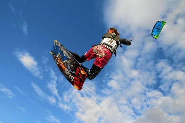 Sport-Surf-Fallschirmspringer, der in die Wolken steigt