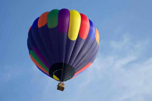 Ballon multicolore dans le ciel