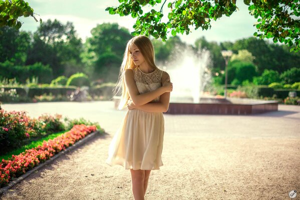 Foto Mädchen am Brunnen in der Sonne