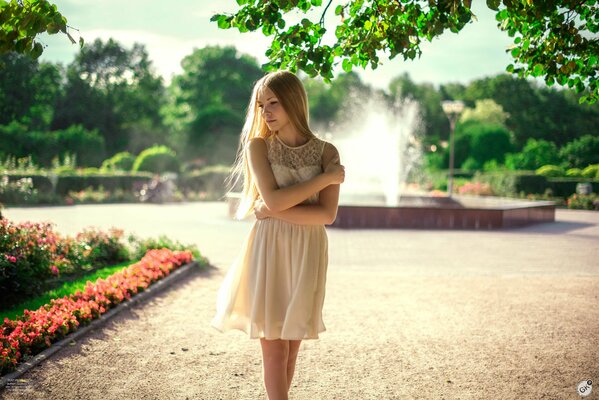 Photo girl at the fountain in the sun