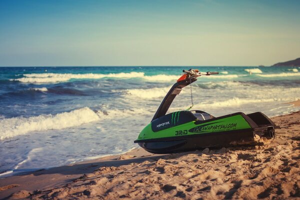 Водный мотоцикл на песочном пляже