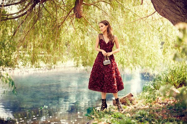 Fille en rouge près du lac