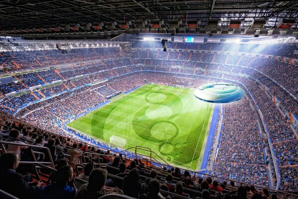Ein lustiges Bild von einem UFO auf einem Fußballplatz macht Zeichen