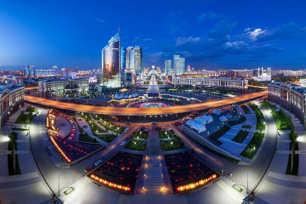 Panorama della capitale del Kazakistan in serata