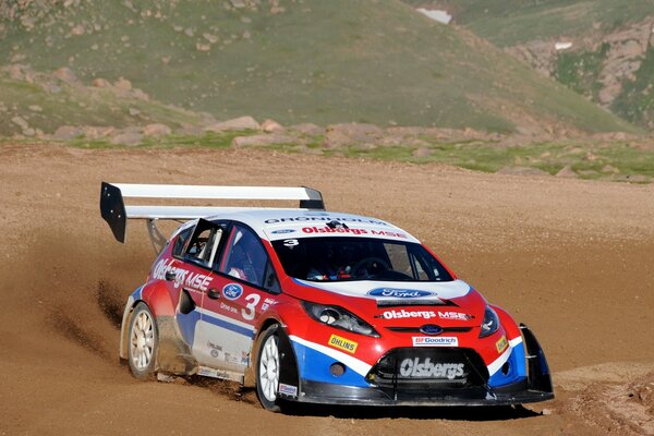 Voiture de course sur un virage dans le sable