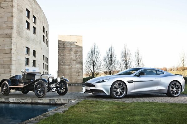 Aston Martin in silberner Farbe