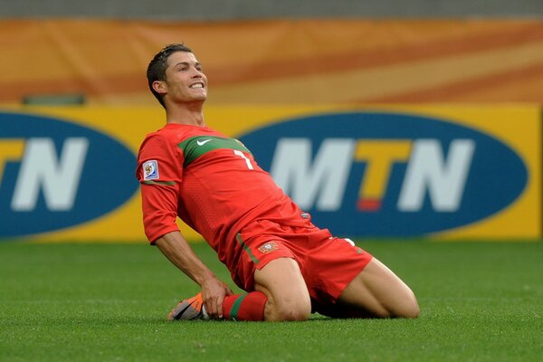 Cristiano Ronaldo con el real Madrid sonriendo en el campo