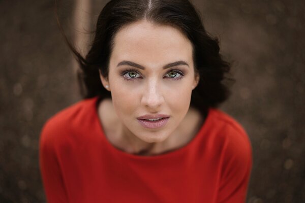 Portrait d une femme en robe rouge