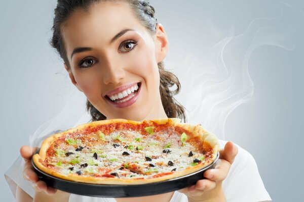 Morena ofrece una deliciosa pizza