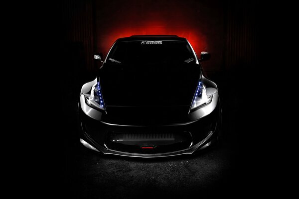 Nissan noir avec tuning dans la nuit