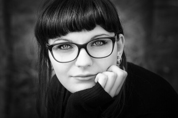 Foto en blanco y negro chica con gafas